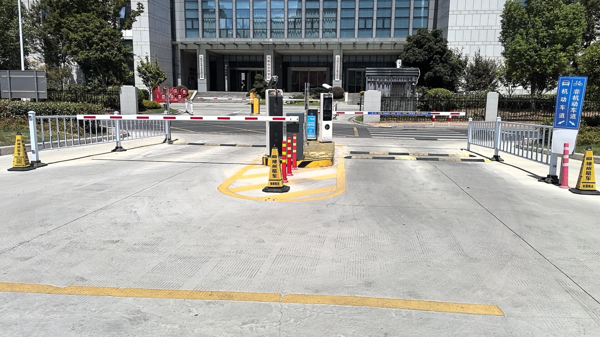 万达东侧停车场